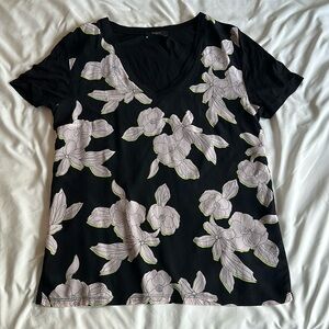 Flower printed V-tee